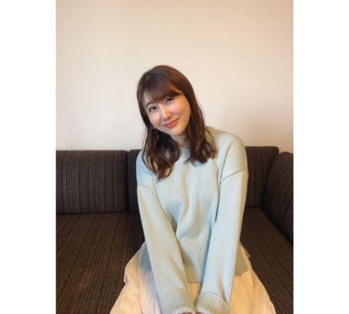  安めぐみ、淡ブルーニット＆上品なドット柄ワンピ姿を披露 