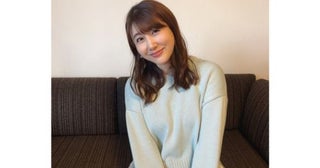  安めぐみ、淡ブルーニット＆上品なドット柄ワンピ姿を披露 