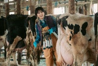 松たか子、牛の搾乳＆彫刻に挑戦！深田晃司監督『ナギダイアリー』メイキング映像解禁