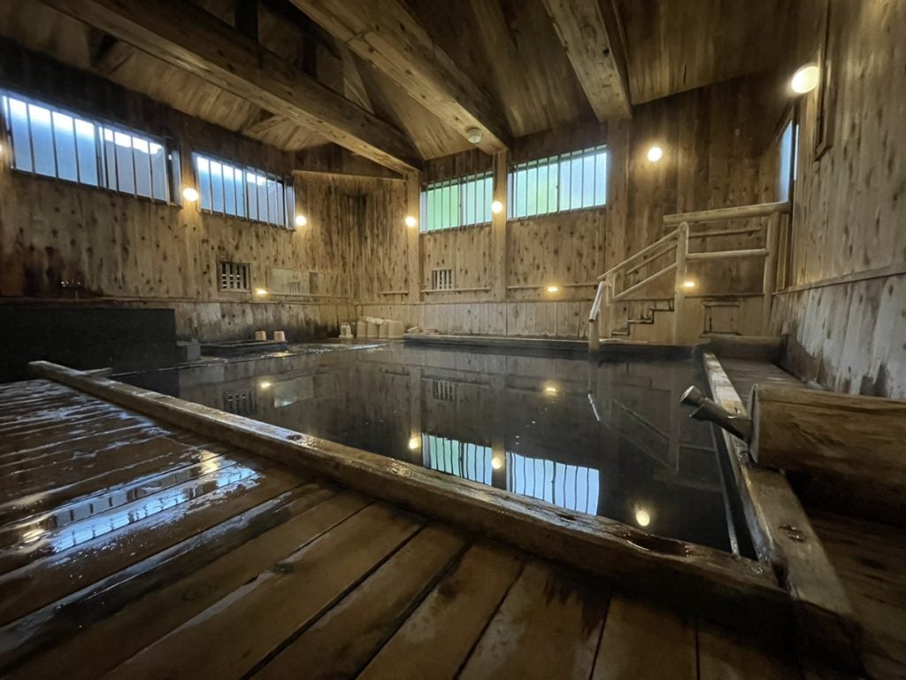 奥入瀬の森に千年続く秘湯足元からプクプク「源泉湧き流し」温泉の一軒宿「蔦温泉 蔦温泉旅館」【コラム：おんせん！オンセン！温泉！】