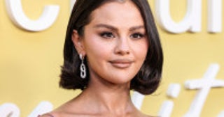 セレーナ・ゴメス、パープルのミニドレスを纏った輝く姿でチャリティイベントを主催