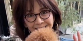 柏木由紀子77歳、ジャケットコーデに衝撃「ステキ」「若々しい」「バッチリ」スタイル抜群な全身ショットも
