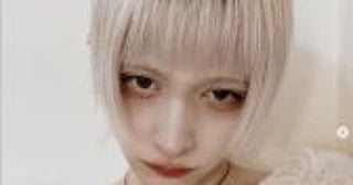 父親は「伝説のロックスター！」美しすぎる2世息子にSNSが騒然。24歳モデルの“色気と歌声”に感じる才能