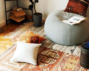 部屋にラグを敷くと「なんかオシャレに感じる」のはなぜか？サイズに悩んだときは”大き目”を買ったほうがいい理由
