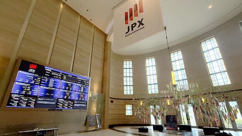 大阪取引所で恒例の七夕飾り、相場への期待と不安が交錯する中で金融教育にも注力