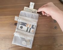 「もう買えないかと…」セリアの“入手困難ポーチ”をやっと発見。110円で「3ポケット」コスメも薬もすっきり収納