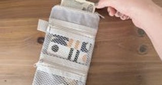 「もう買えないかと…」セリアの“入手困難ポーチ”をやっと発見。110円で「3ポケット」コスメも薬もすっきり収納