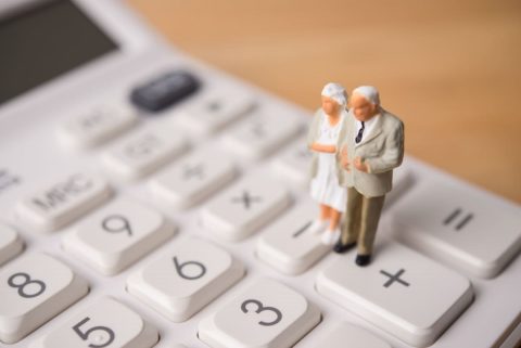 「年収600万円」でも“貯金ゼロ”の独身会社員…「実家暮らしで退職金も2000万円」と油断していたら、想定外の“落とし穴”に驚愕！ 実家暮らしに潜むリスクを解説