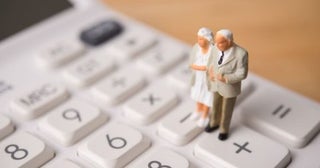 「年収600万円」でも“貯金ゼロ”の独身会社員…「実家暮らしで退職金も2000万円」と油断していたら、想定外の“落とし穴”に驚愕！ 実家暮らしに潜むリスクを解説