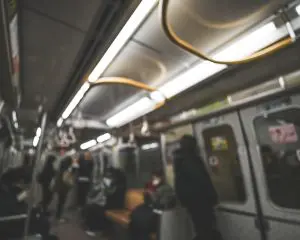 まるで飲み会の延長…電車内で大騒ぎする大学生グループ。「ゴミを放置していく人も」マナー違反に周囲はウンザリ