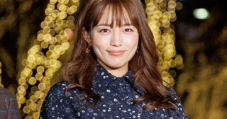 “お母さん綺麗すぎる”…川口春奈、母役・瀬戸朝香と笑顔のツーショットに「姉妹じゃだめなのー！？」の声＜アンサンブル＞
