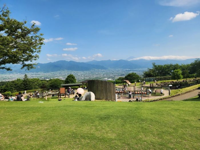 「山梨県笛吹川フルーツ公園」でサマーフェス富士山を眺めながら水遊び、季節限定の桃のかき氷も