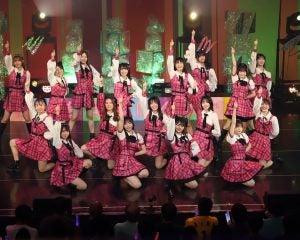 AKB48の次世代を担う17～19期生。気迫のパフォーマンスで会場を盛り上げた！