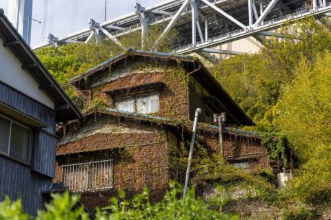 家計の見直しで車を手放す話をしていたら、夫に「それより空き家の実家に年間30万円かかってるよね」と言われました。使っていない実家を売れば、支出はどれくらい減らせるのでしょうか？