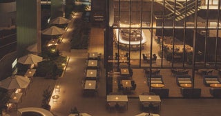 話題のグルメにハシゴ酒も楽しめる！「進化系横丁＆フードホール」4選【夏の夜のおでかけ特集2026】