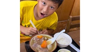  小原正子、11歳長男のチャレンジ精神に驚き…沖縄名物ヤギ汁挑戦 