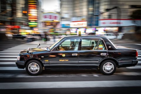息子がサッカークラブに所属していますが、送迎の時間の確保に困っています…。送迎に「タクシー」を利用してみたいのですが、いくらかかりますか？