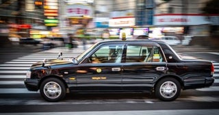 息子がサッカークラブに所属していますが、送迎の時間の確保に困っています…。送迎に「タクシー」を利用してみたいのですが、いくらかかりますか？