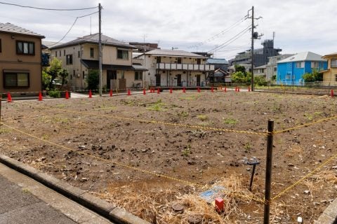 親が持っている地方の土地は、ほとんど使い道がありません。相続したとしても売れずに固定資産税だけ払い続けることになりそうですが、どう扱うのが賢明でしょうか？