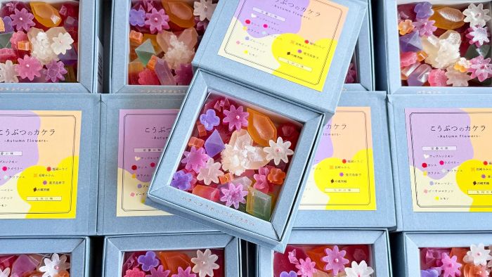 金木犀やコスモスが“宝石菓子”にハラペコラボが秋限定の琥珀糖を発売