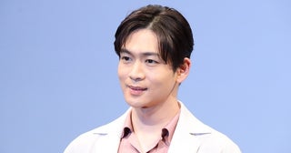 松下洸平“流星”、選挙カー前で闘志メラメラ…真剣な腕組みショットに「素敵」「応援します」の声＜銀河の一票＞