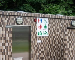 「彼女と2人で多目的トイレを使うようになりました」浮かれた男子高校生の後悔。「後日学校に匿名で連絡が…」