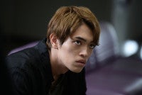 原嘉孝が印象一変映画『シャドウワーク』“まばたきをしない”不気味な眼差しを捉えた新場面写真解禁