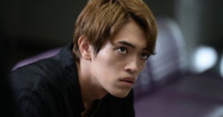 原嘉孝が印象一変映画『シャドウワーク』“まばたきをしない”不気味な眼差しを捉えた新場面写真解禁