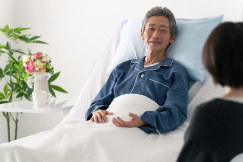 父が“要介護2”もなり「4万円の介護用ベッド」を買おうとしたら、姉に「絶対に月1500円のレンタルにすべき」と反対された！ 買ったほうが安いのにナゼ？ 介護の実態から見た注意点