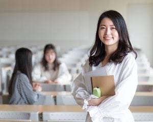 東大生300人に聞いた「夏休みに一番お金を使いたいもの」、約半数が選んだ使い道とは。「時間と金を無駄にするだけ」との声も