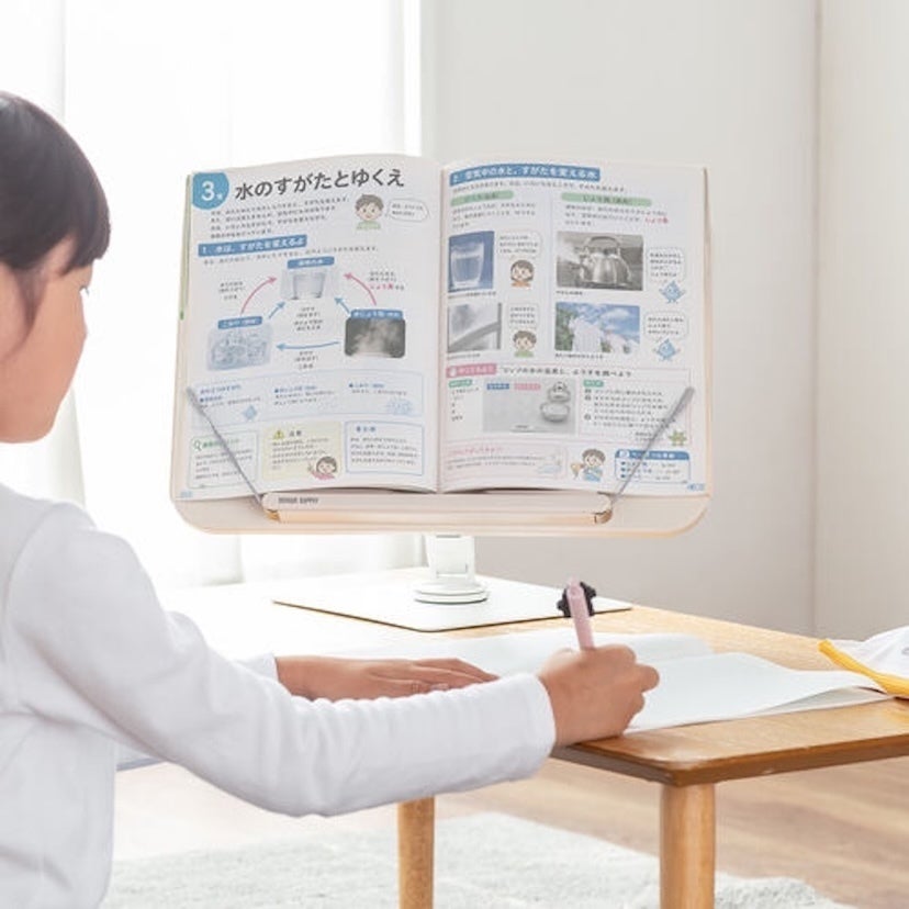 【“見やすい”が学習を快適に！】教科書や参考書、タブレットの閲覧を快適にしてくれる、360°回転＆高さ調整できる書見台が登場！