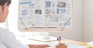 【“見やすい”が学習を快適に！】教科書や参考書、タブレットの閲覧を快適にしてくれる、360°回転＆高さ調整できる書見台が登場！