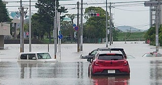 「行けるだろう」が命取りに！ ゲリラ豪雨の冠水でクルマを即死させない「撤退」の判断基準