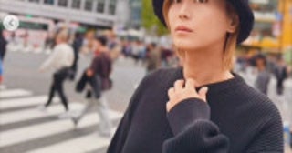 氷川きよし、スクランブル交差点で美オーラ全開ニットコーデで魅了