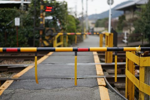 踏切の遮断機が下りかけているのに、自転車で無理やり突破！ これって「遮断踏切立入り」で高額な罰金の対象になる!?