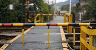 踏切の遮断機が下りかけているのに、自転車で無理やり突破！ これって「遮断踏切立入り」で高額な罰金の対象になる!?
