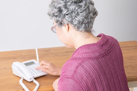 実家の“固定電話”は電話線も抜いて全く使っていないのに、今も毎月「2000円」ずつ引き落とされていて困惑…。2024年でサービス終了したのではないのでしょうか？