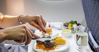 飛行機のファーストクラスに乗って「シャンパン代」だけで価格差を埋めたい！ 10時間のフライトで何杯飲めばいい？ エコノミークラスとファーストクラスの価格差も紹介