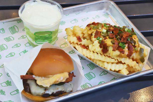 シェイク シャックにさわやかな辛さがたまらない“ハラペーニョバーガー”登場！新感覚「アボカドシェイク」も試飲レポ
