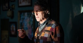 ヒュー・グラントが悪魔のような“カーディガンおじさん”に…『異端者の家』シーン写真解禁！