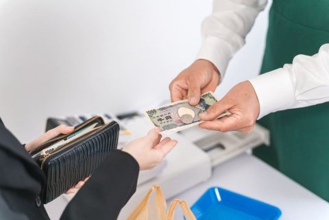 知り合いの居酒屋で「会計5万円」でも“現金払い”する夫…「クレカは手数料が申し訳ない」と言いますが、そんなに引かれるものですか？ お店が「月商100万円」の場合いくら残る？ メリット・デメリットを確認