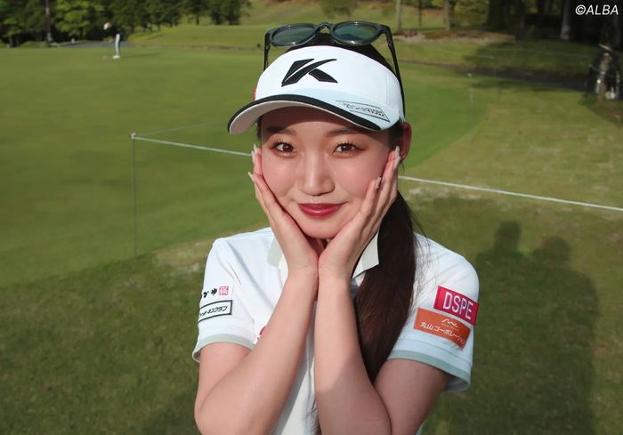 可愛らしいビジュアルで人気の女子ゴルファーがビキニ姿でサウナを満喫！「セクシーすぎ」「目のやり場に困る～」と大反響