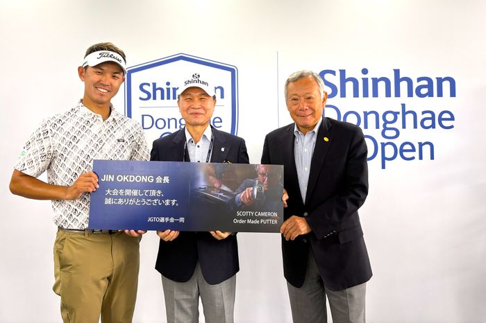 “JGTOの顔”に選ばれた阿久津未来也両ツアーをつなぐ特別な『スコッティ・キャメロン』を贈呈