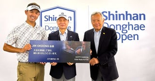 “JGTOの顔”に選ばれた阿久津未来也両ツアーをつなぐ特別な『スコッティ・キャメロン』を贈呈