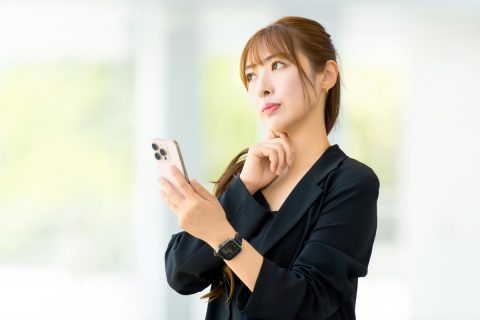 スマホは「4～5年」使い続ける私。機種変更で「実質半額」の端末購入プログラムを勧められましたが、2年後には返却が必要とのこと…。普通に購入するのと、どちらが節約になるのでしょうか？