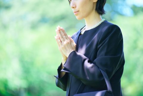 夫が亡くなり、未成年の子どもが3人。遺族基礎年金には「子の加算」があると聞きましたが、子どもが18歳を過ぎたらガクッと減ってしまうのでしょうか？頼みの綱を奪われるかもと思うと不安です