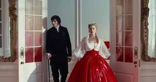 マーゴット・ロビー、“相手役”ジェイコブ・エロルディを絶賛「彼が雨に打たれるだけで観客は息もつけない」特別映像＆キャラポスター披露