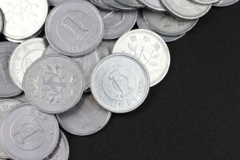 「余った1円玉」を“セルフレジ”にまとめて投入！ 夫に「1円玉ばかりでの支払いは法律違反」と言われましたが“お金の価値は変わらない”のにダメなのでしょうか？ 小銭を無限に使えない理由