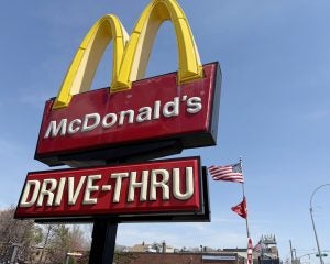マックのセットが「安くて785円」。イラン戦争と物価不安で“せこく”なったアメリカの今