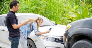 自宅に停めてた「愛車のN-BOX」に他人の車が突っ込み！「過失10対0」「修理代80万円」なのに、相手から「時価額70万円しか出ない」と言われあ然…被害者なのに、泣き寝入りするしかないんですか？